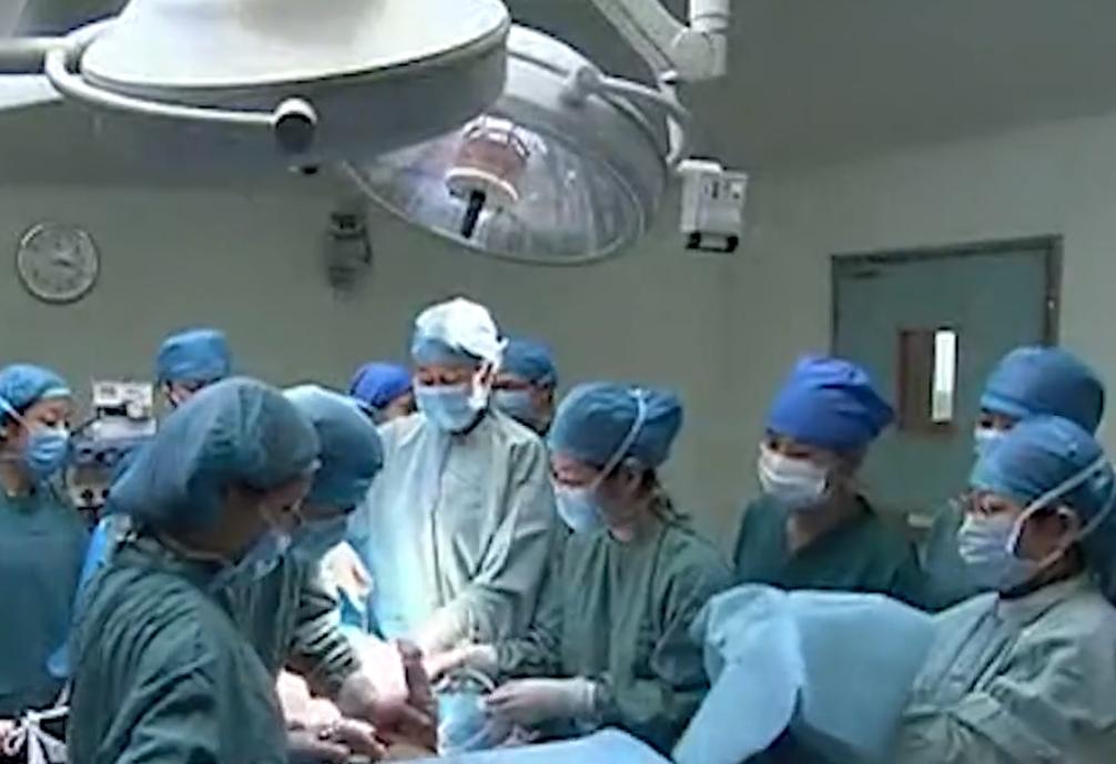 真实故事女子意外怀孕,女子突然肚子痛怀孕小产