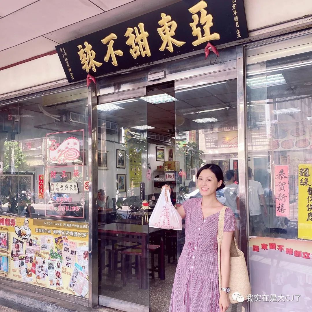 真富婆假富婆对比,台湾富婆王思佳晒香奈儿包遭吐槽