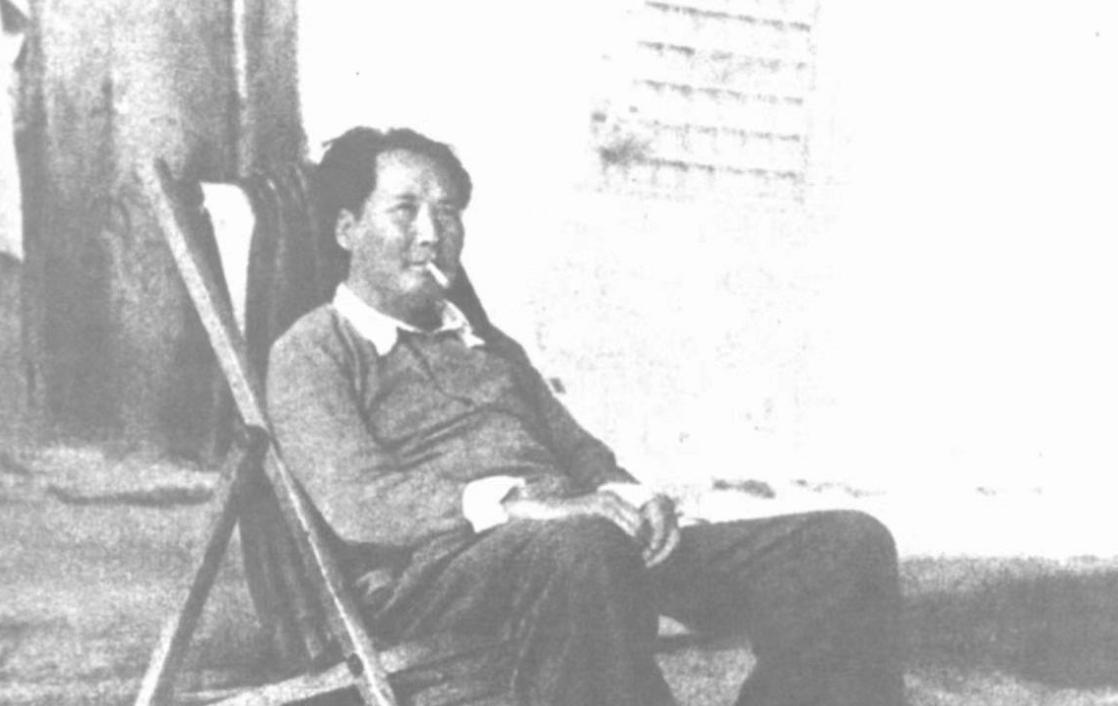 *先念李**抽雪茄烟，毛主席看了半天：你有这么好的烟，咋不介绍给我