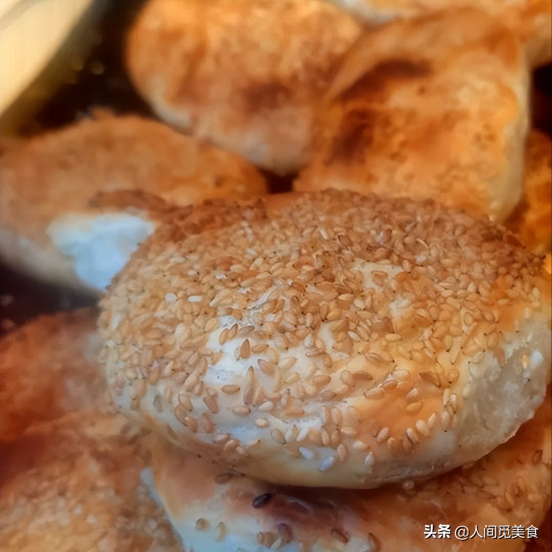 80后小夫妻摆摊卖饼,月入一万元勤劳夫妻摆摊卖饼