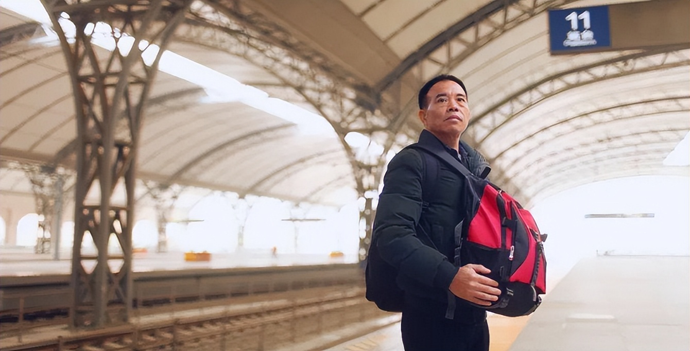 台湾“灵魂摆渡人”，20年间自费送200位老兵回家，感动海峡两岸