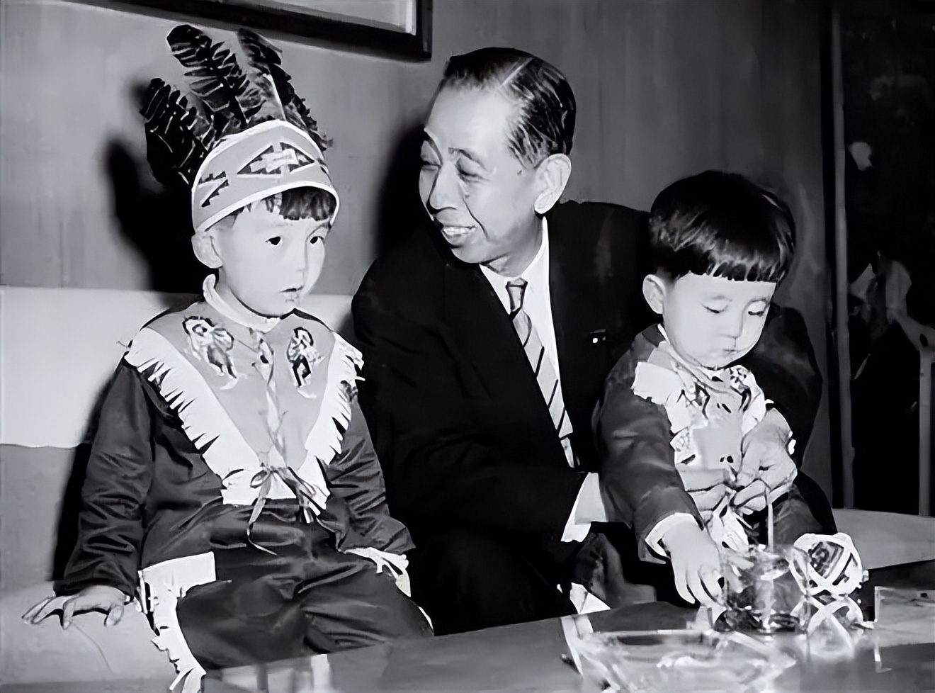 安倍遇刺身亡在场女保镖引热议,安倍被刺杀属于什么事件