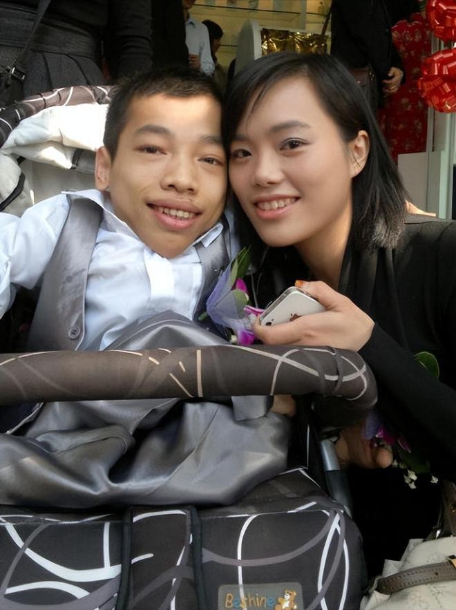 “袖珍总裁”身高90厘米，16岁创业资产高达3亿，娶美女秘书为妻