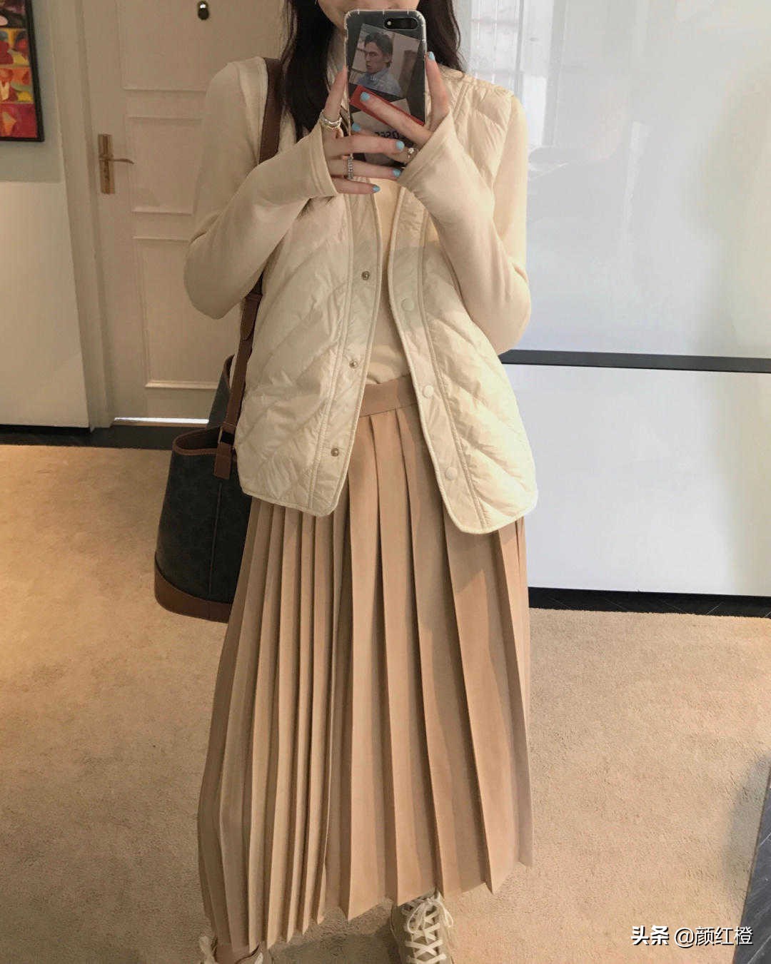 羽绒马甲什么时候穿怎么搭配好看,今冬最火大衣穿法太时髦高级了