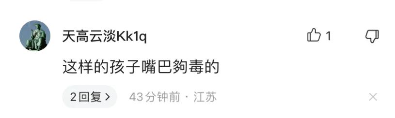 大妈对女孩出言不逊被女孩教育,大妈打骂女孩儿