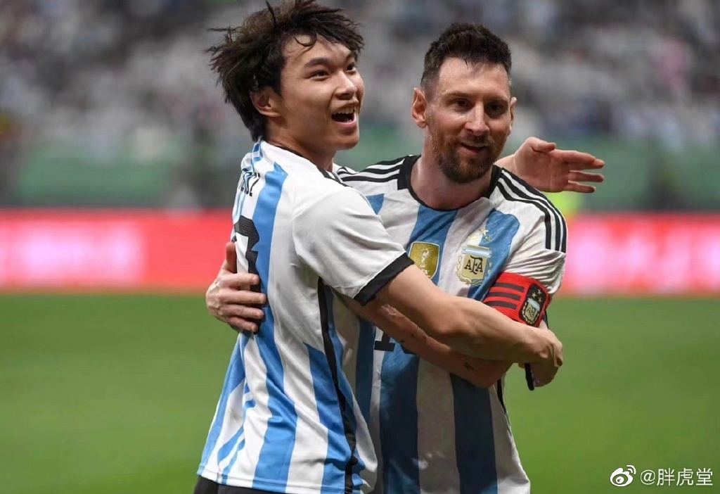 一位球迷冲进球场与梅西合影,梅西球迷冲进球场小伙抖音