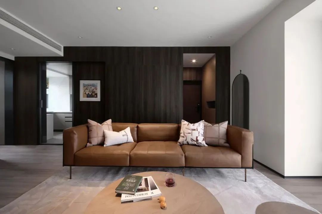 卧室暗色背景墙木饰面,木饰面装修暗色房间搭配效果