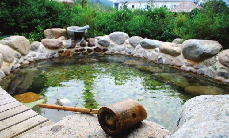 意外来袭！22岁情侣泡温泉遇尴尬