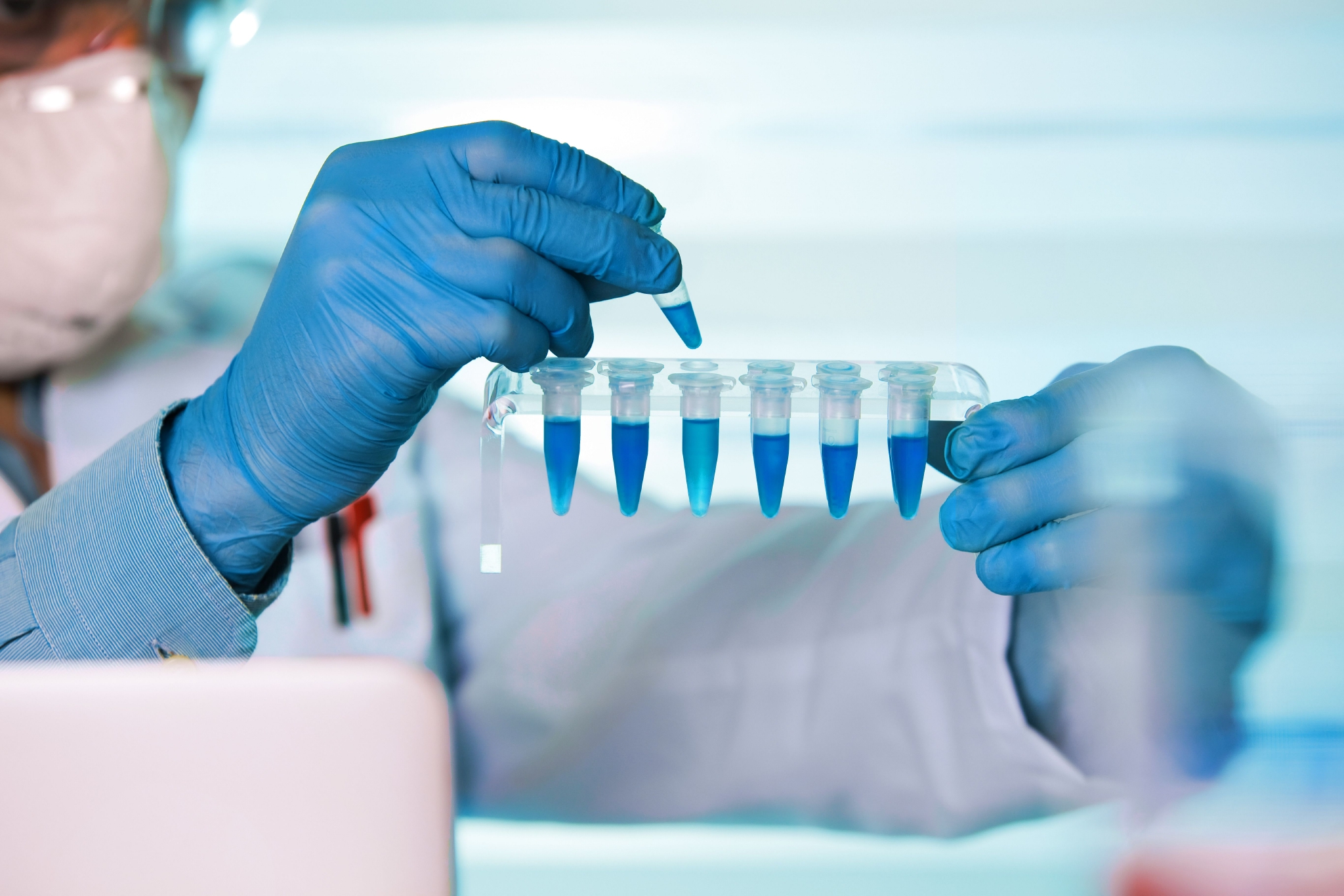 疫情三年狂赚222.8亿，这男人靠“国难财”登顶富豪榜，网友：该