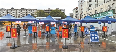 封控区管理既有力度又有温度,封控区的温暖瞬间