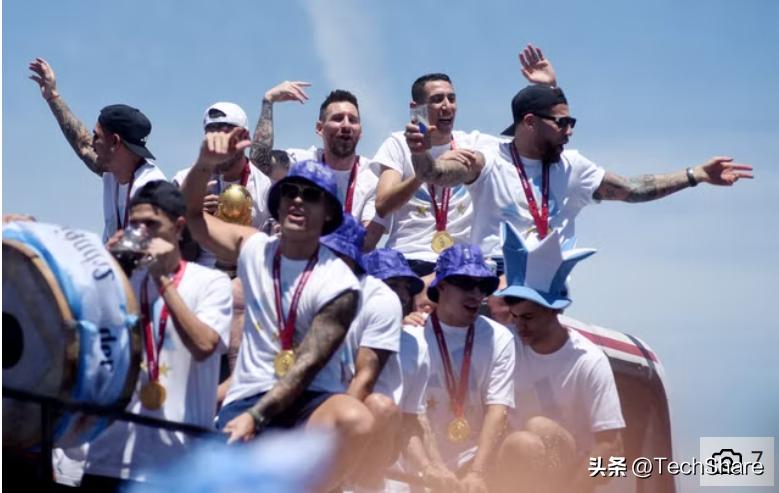 阿根廷世界杯球迷大巴,阿根廷队球员乘大巴巡游阿根廷