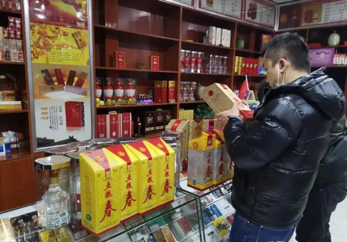 一酒店老板的酒柜，因全是廉价酒走红，酒友：原来内行真不喝茅台