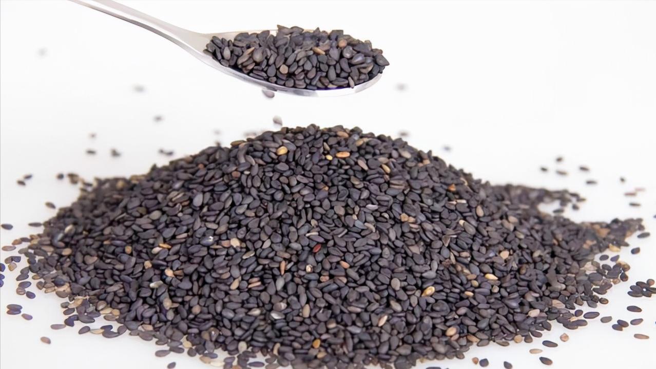 女性白发莫名增多？不要总认为是老了，或是体内缺乏这3种元素