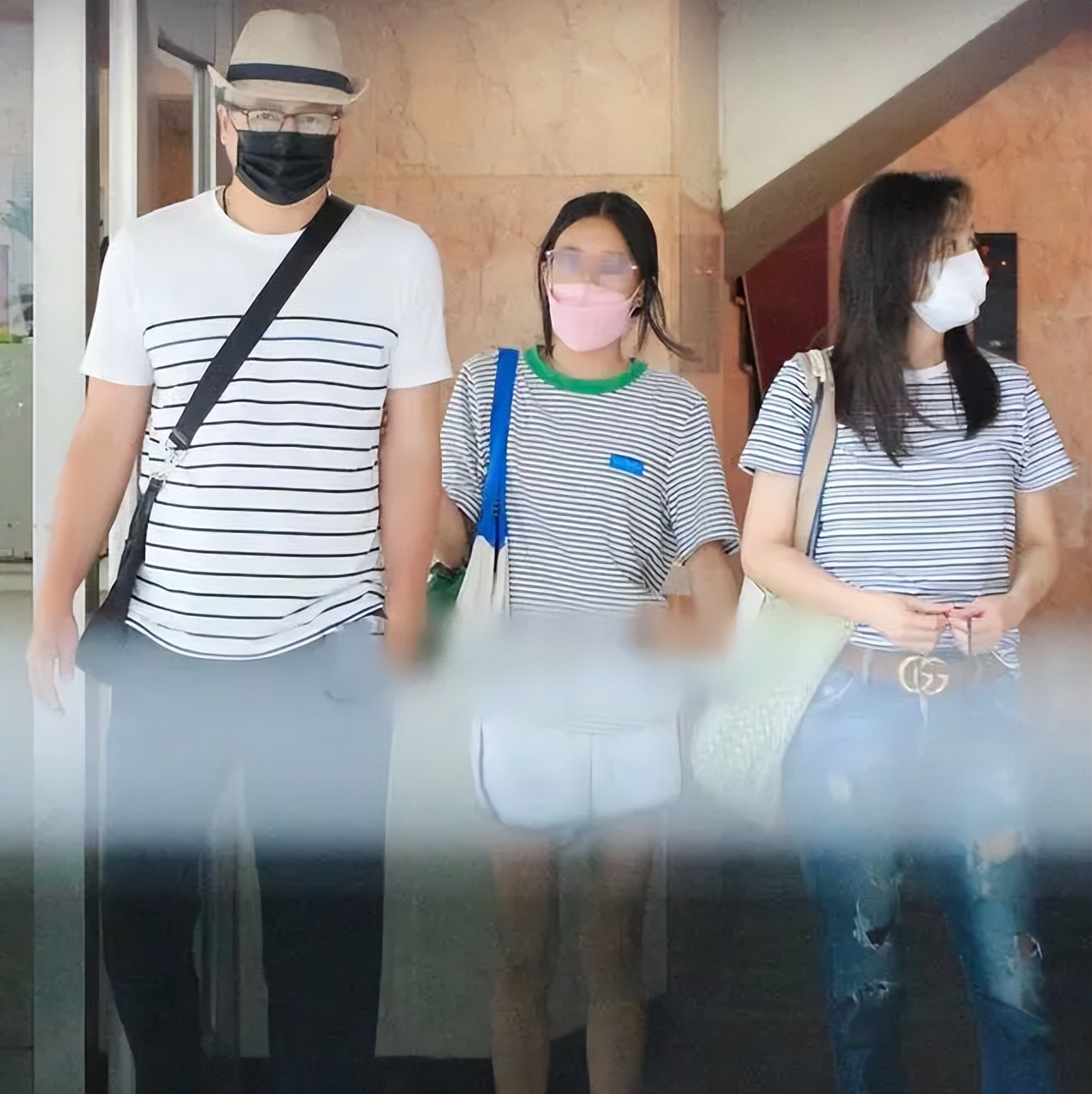 张庭林瑞阳带儿女去做公益视频,张庭林瑞阳夫妇最新消息官方