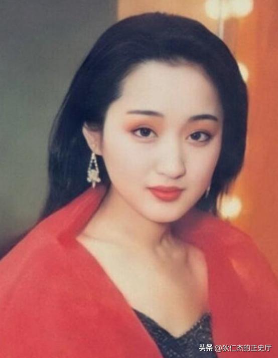 男友赖文峰出狱后娶妻生子，而杨钰莹至今单身，她在追求什么