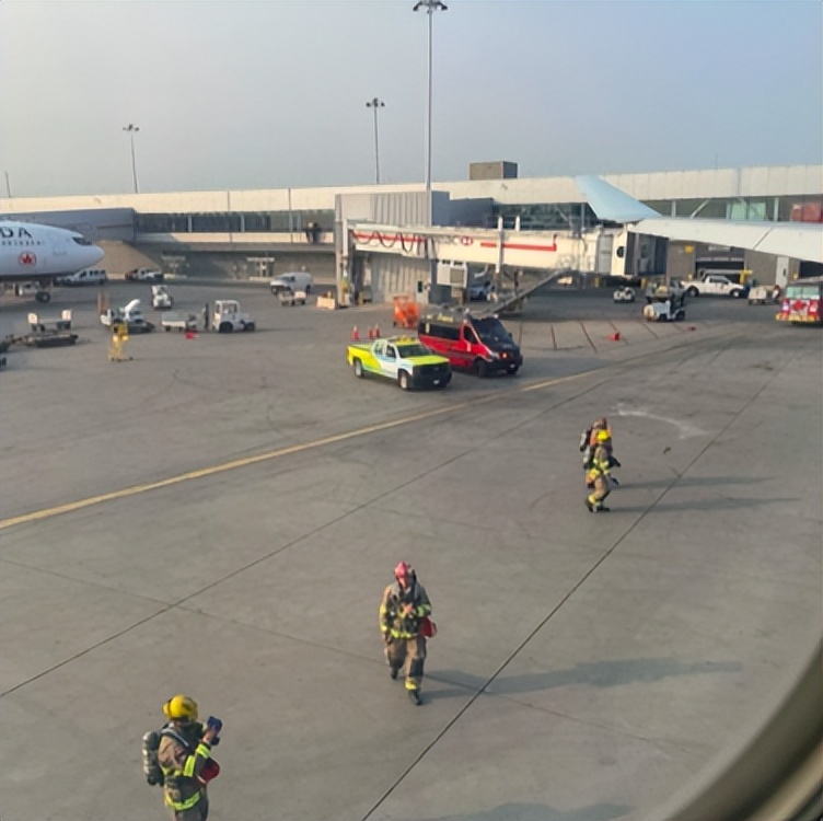 热点!加航11000尺高空突发最紧急求救!大温名校*魔色***拍偷***生妹学**