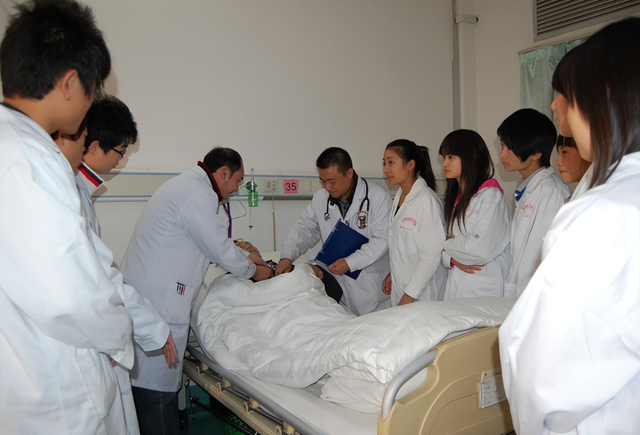 医科和师范,为何不建议三无家庭的学生学医