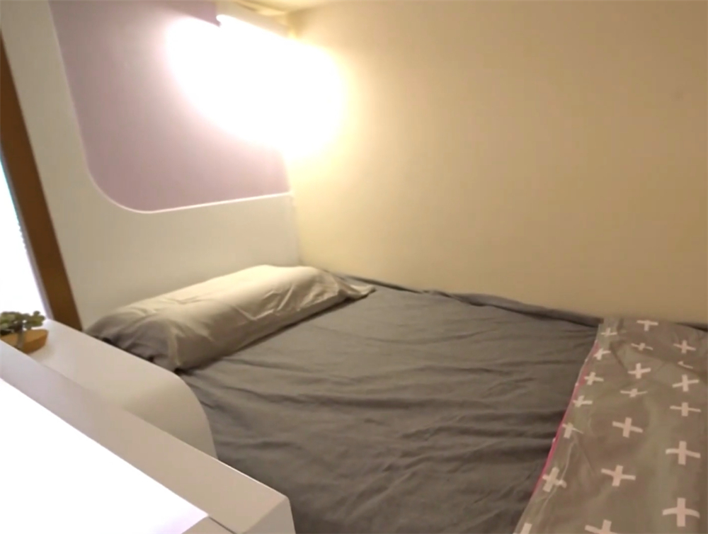 香港一家4口居住110尺劏房,香港一家五口住在豪宅