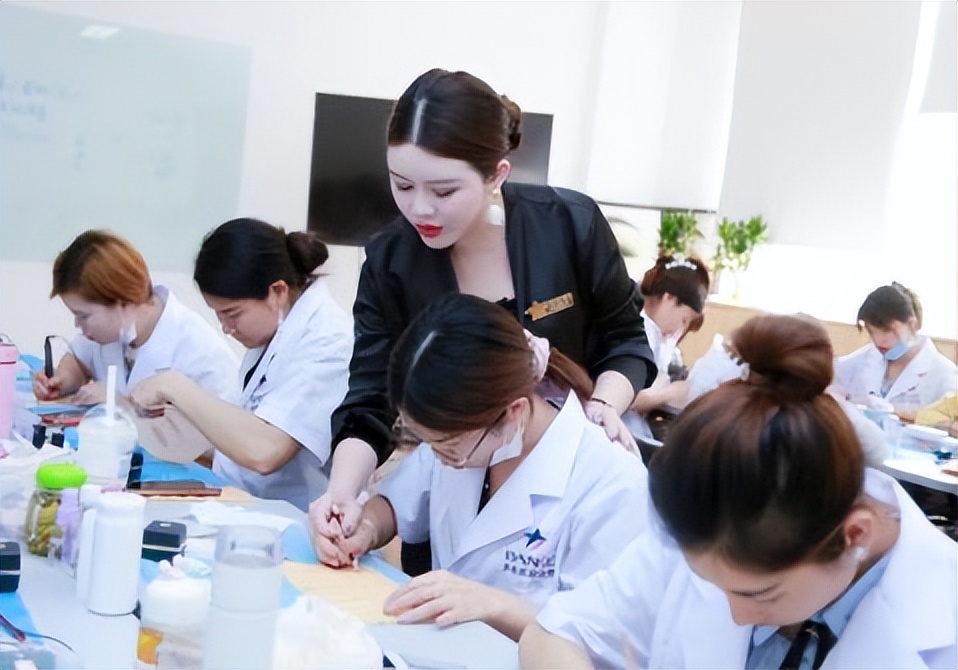 学纹绣去哪里学好一点,学美甲纹绣前景怎么样