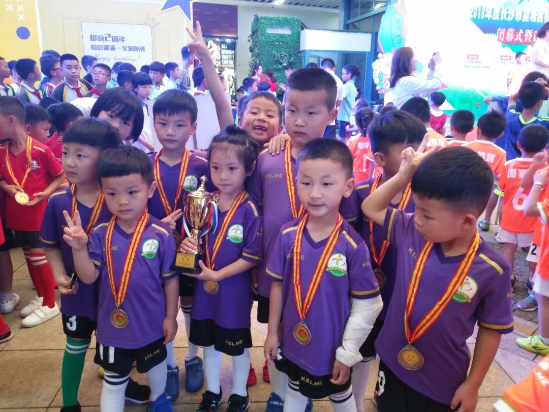 恭喜幼儿园足球比赛得奖,喜讯我校入足球特色示范校