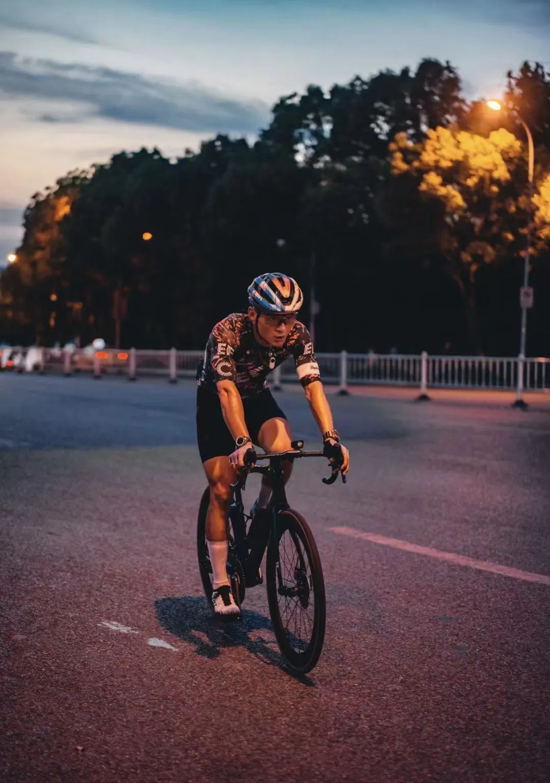 买一辆十多万的自行车,十多万辆的自行车是谁在买