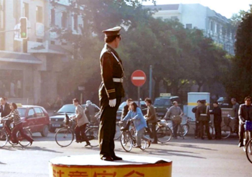 女子穿日军军服拍照被抓,女子身着日本侵华军装露脸