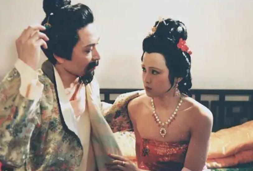 秦可卿每天都要换衣服吗,秦可卿生病是哪一回