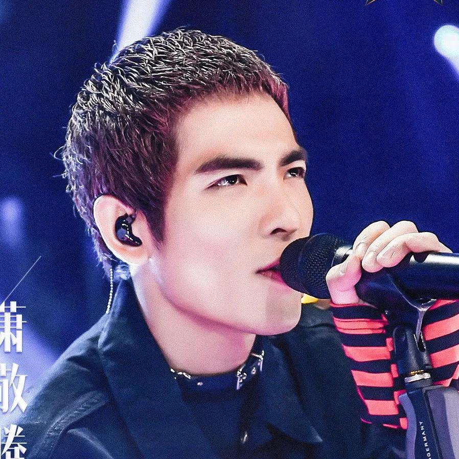 年龄小的嫁给年龄大明星,女人娶大明星要三思