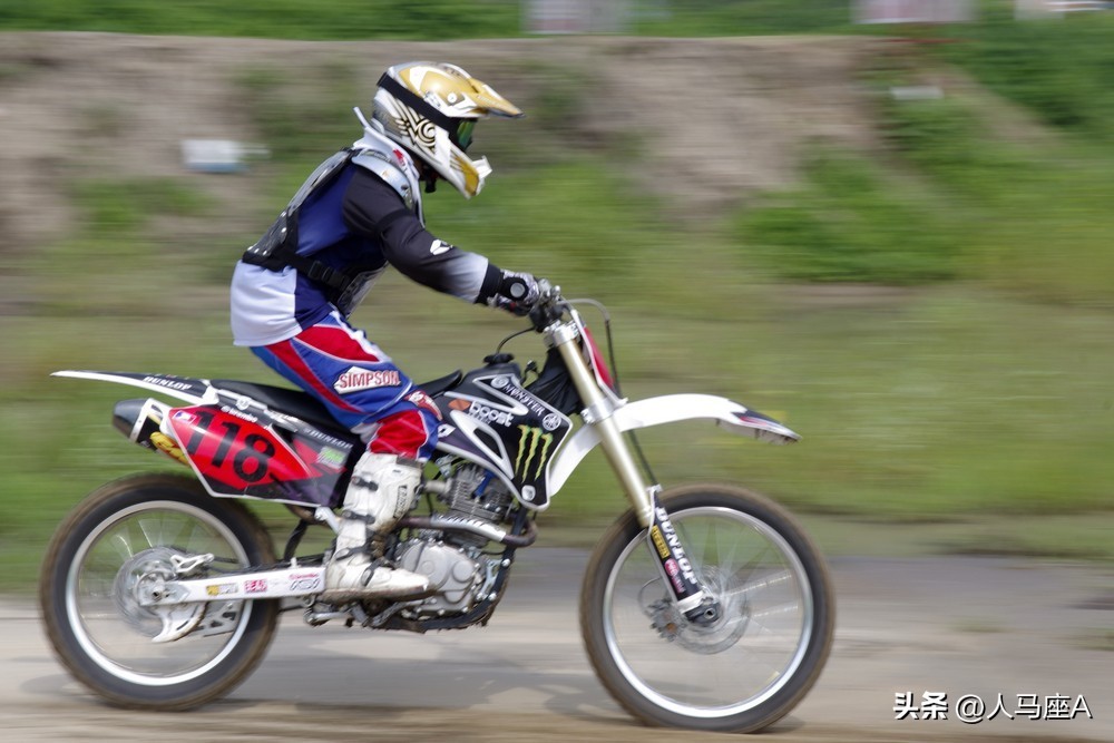 重庆一隧道两摩托车相撞死者身份,重庆隧道内两摩托车相撞路人视觉