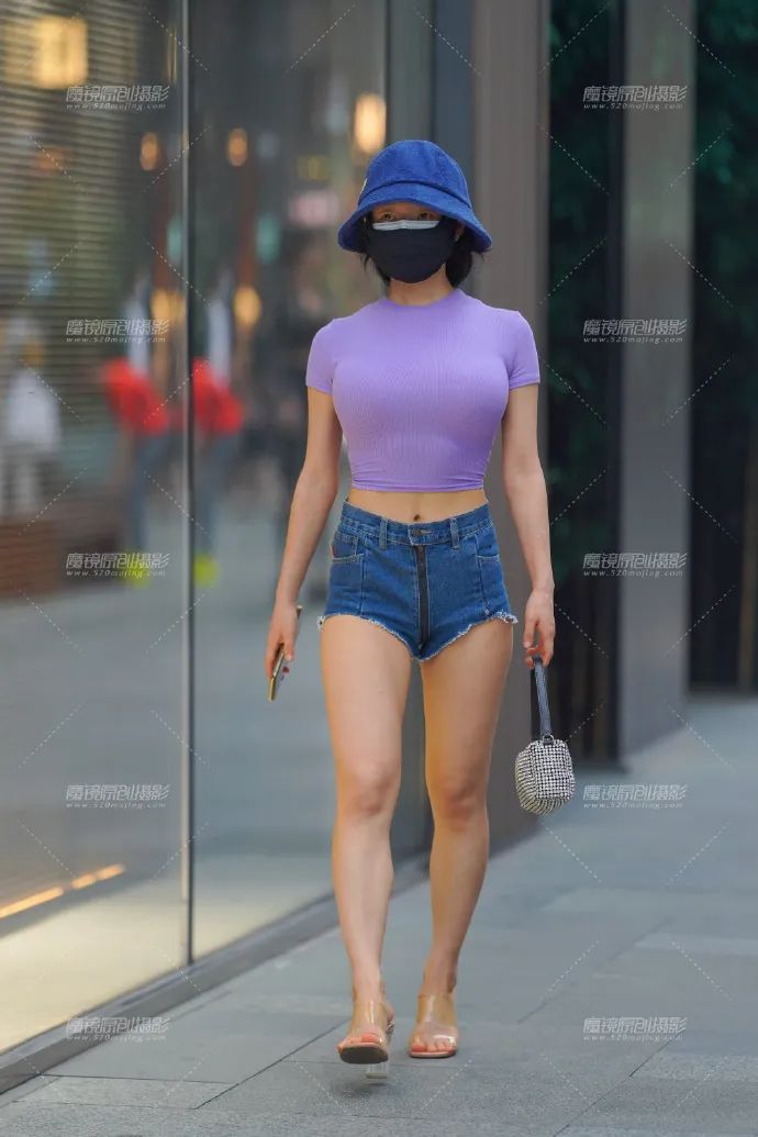 时尚穿搭黑色束腰t恤搭配高跟鞋,果绿色t恤搭配牛仔背带短裤