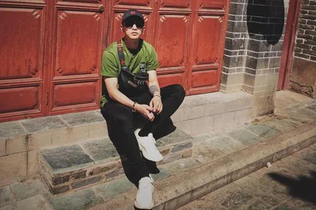 演唱会再爆猥琐事件!多名女观众遭毒手,满舒克现场活捉“*狼色**”