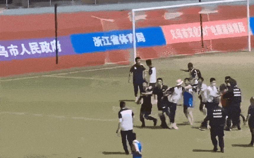 浙江追打足球裁判,浙江省运会球员追打裁判全过程