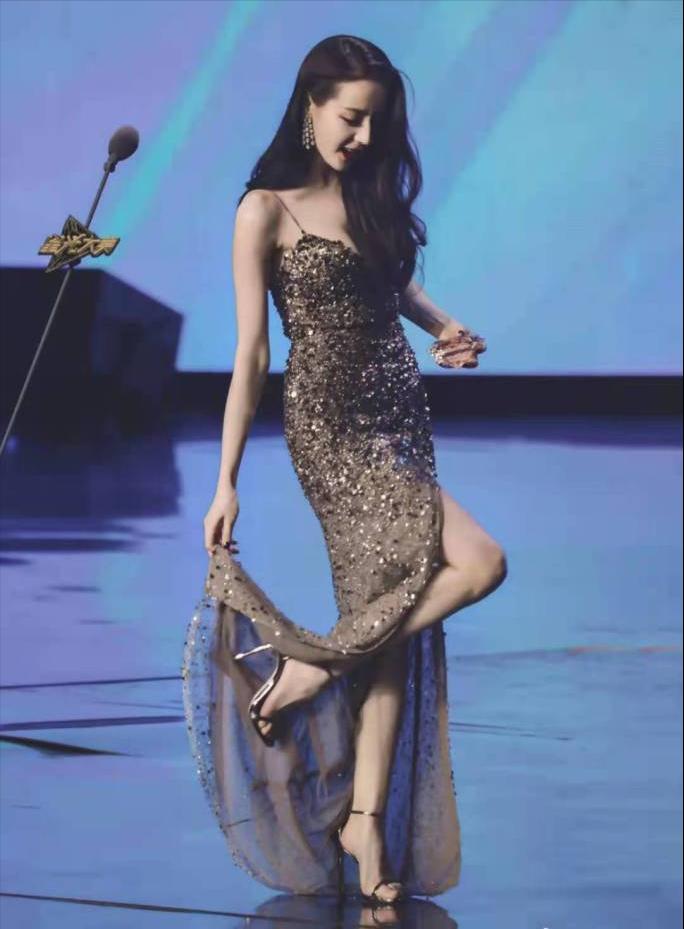 金星说走红毯穿深v,金星吐槽深v抹胸装