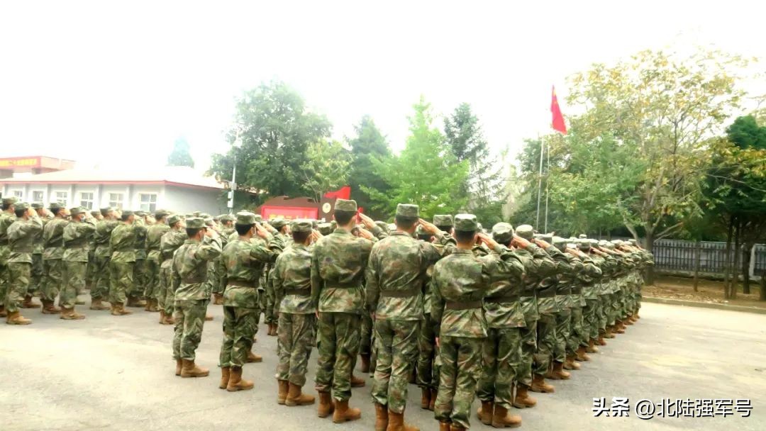 敬礼鲜艳的五星红旗,鲜艳五星红旗下敬礼视频