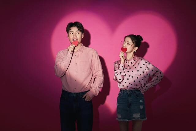 男人跟其他女人暧昧会有什么表现,男人和女人有暧昧有什么表现