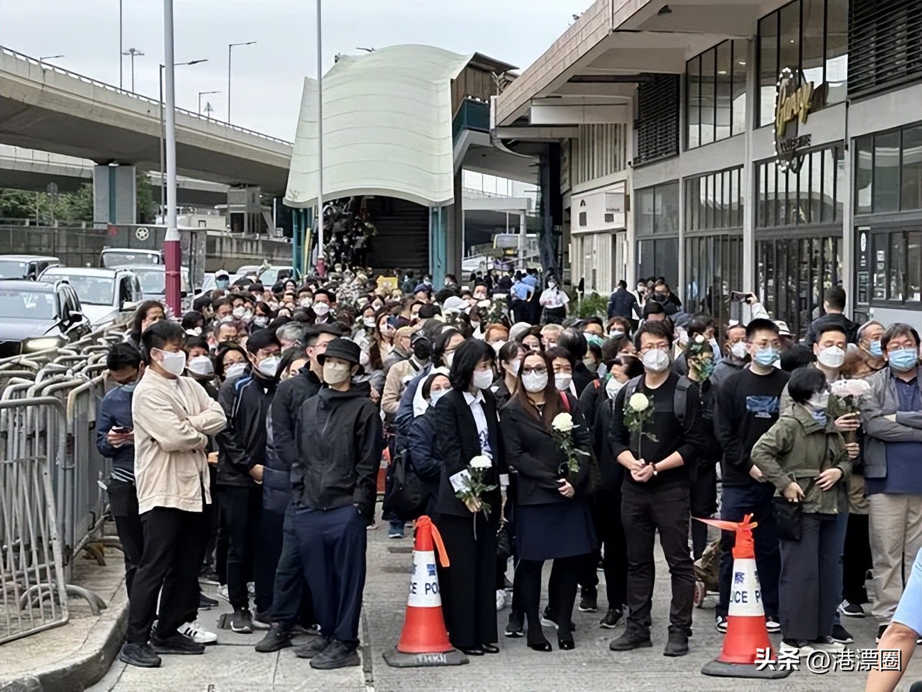 近万香港人排队悼念江爷爷！这一幕感动全国