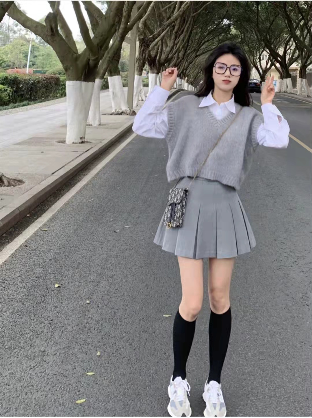 灰色和深咖色百褶短裙搭什么上衣,灰色百褶裙搭配什么上衣高级