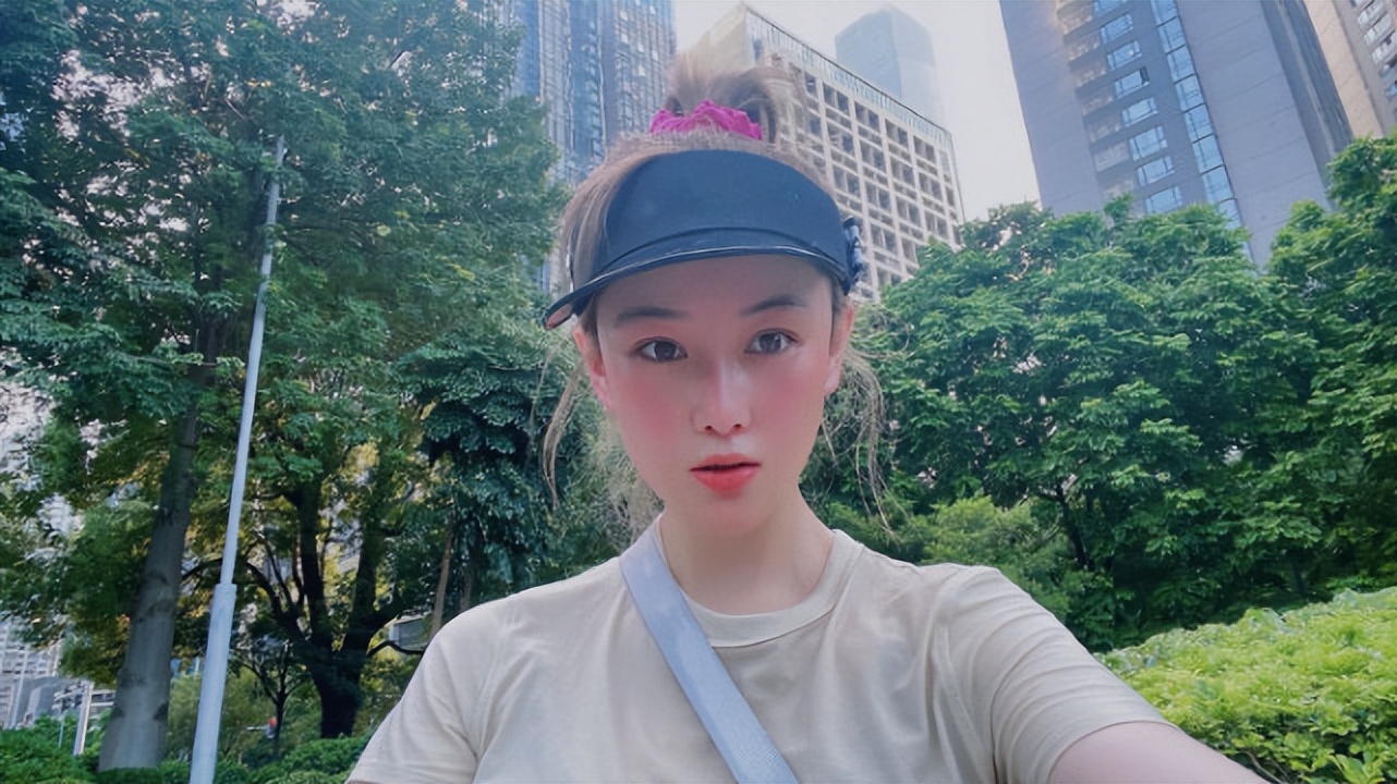 张馨予练舞摔倒,张馨予摔倒的瞬间