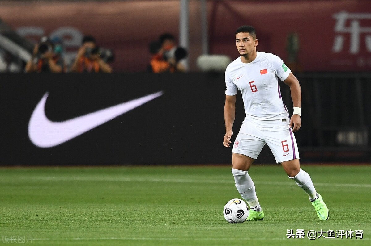 众望所归，李霄鹏担任男足主教练，国足以泰山阵容开启重建之路