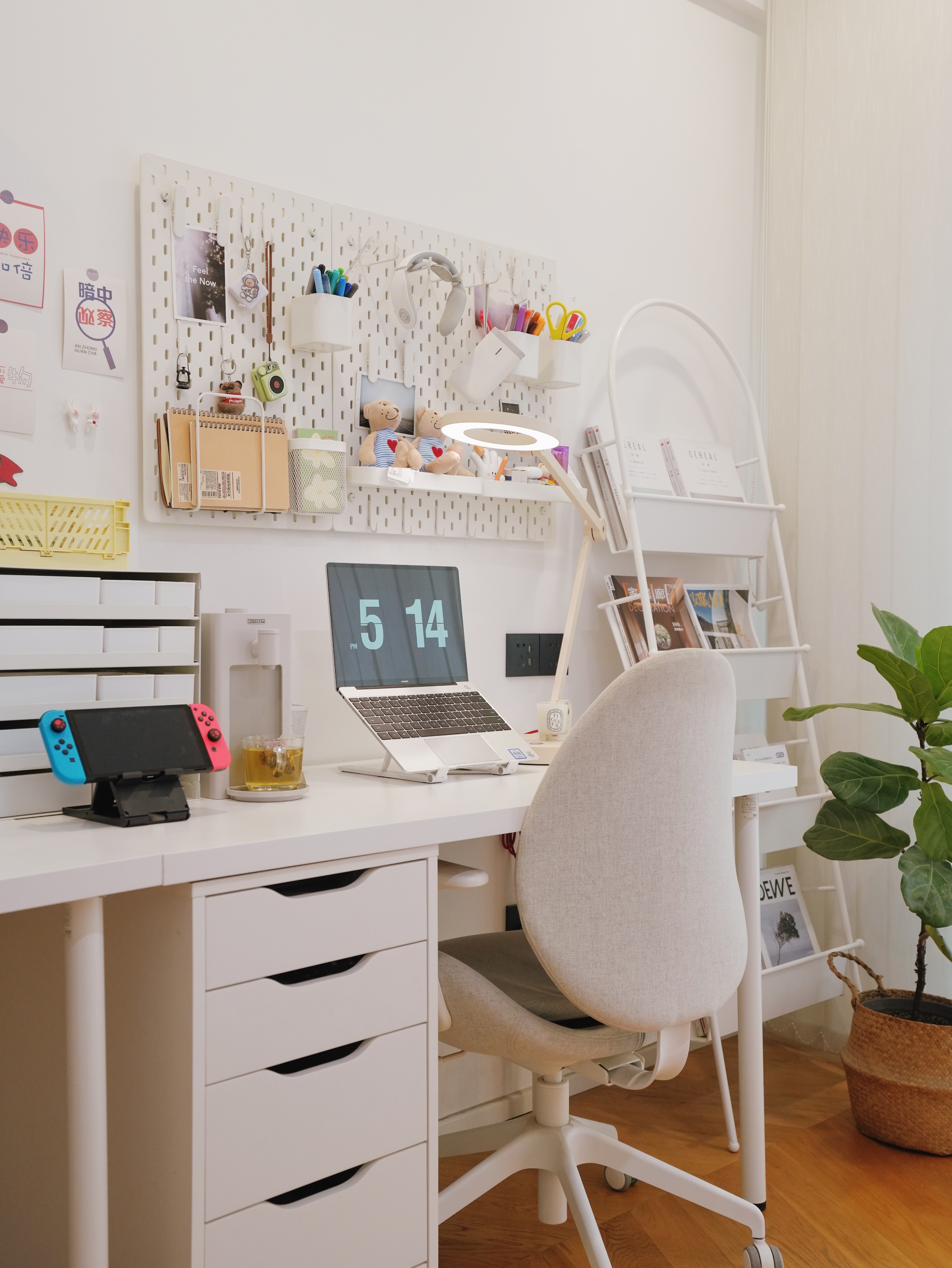 小房间双书桌的设计,书房一进门就是书桌设计