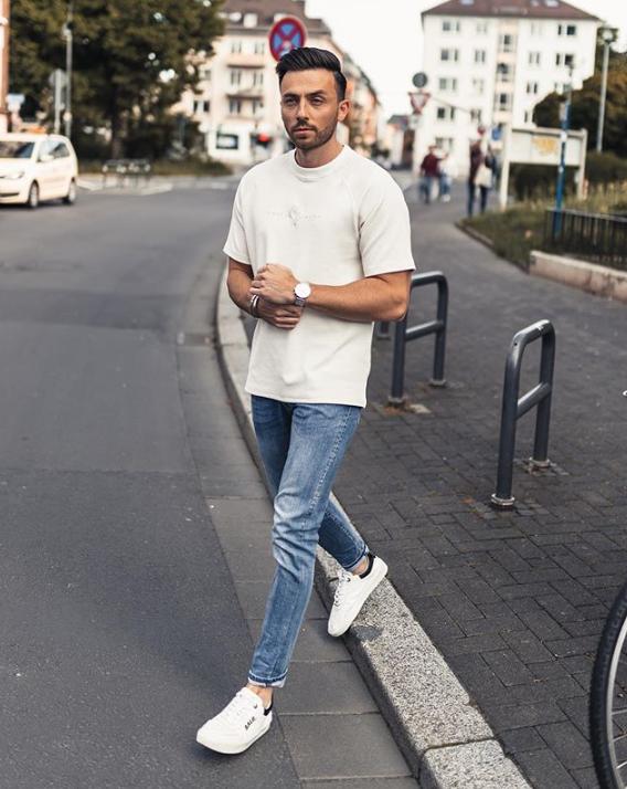 浅蓝色的牛仔裤很适合夏日穿搭,浅蓝色牛仔裤搭配秋冬日系