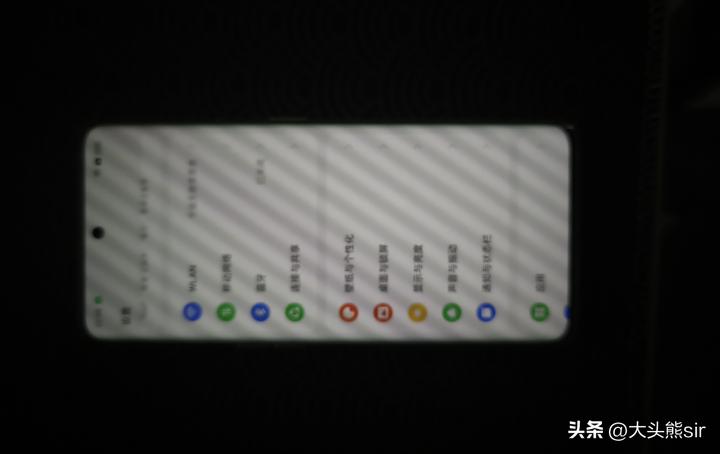 关灯看手机亮度调高还是低,关灯手机亮度调低对眼睛有伤害吗