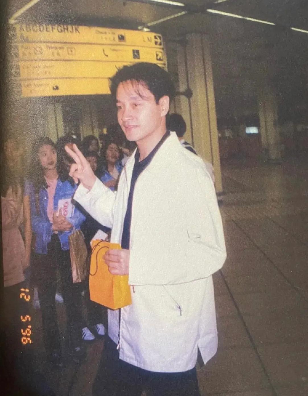 张国荣陈凯歌梅艳芳巩俐合照,张国荣梅艳芳巩俐首映礼