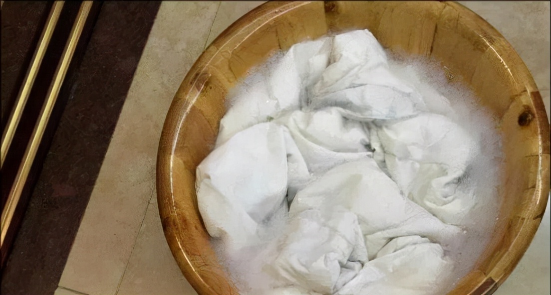 白颜色羽绒服怎么清洗呢,米白色羽绒服洗了发黄怎么洗白呢