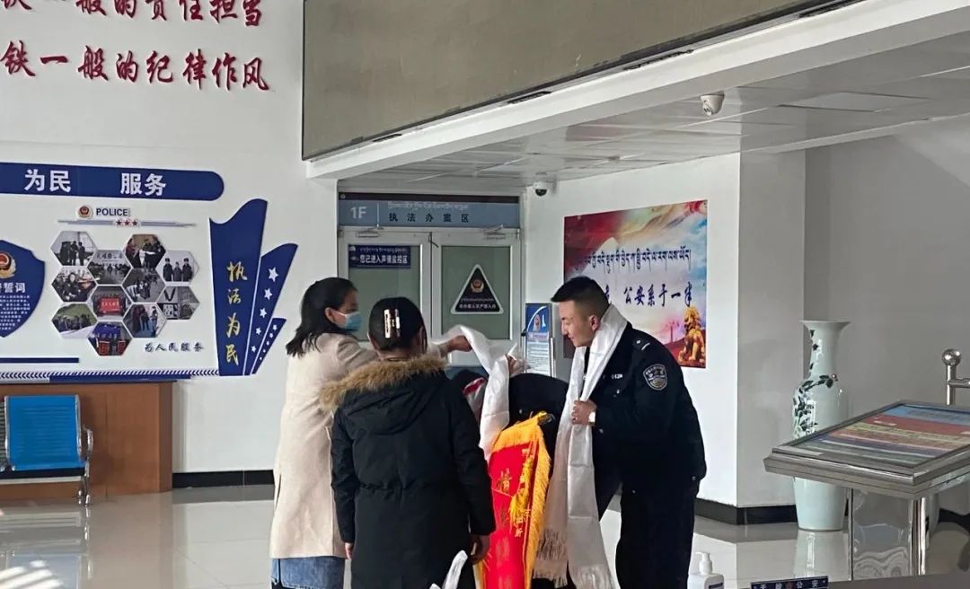 【护校安园】“锦”绣春色“旗”赞警心