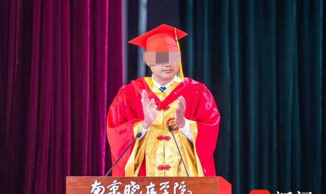 竟是霸道女总裁，高校领导出轨人妻上演电梯激情，女主身份被曝光