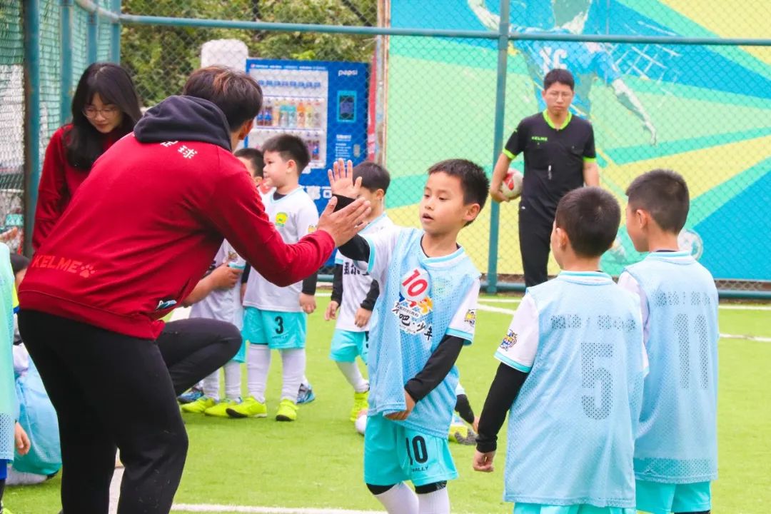 足球亲子嘉年华活动方案,足球嘉年华亲子作品