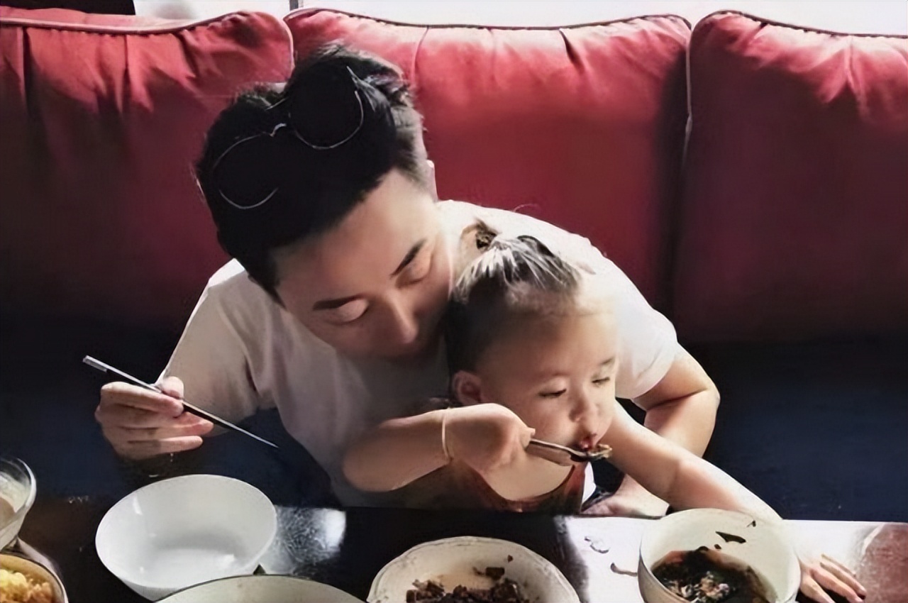 4年前，那个花50万买精子生五国混血的吉林妈妈，如今生活怎样了