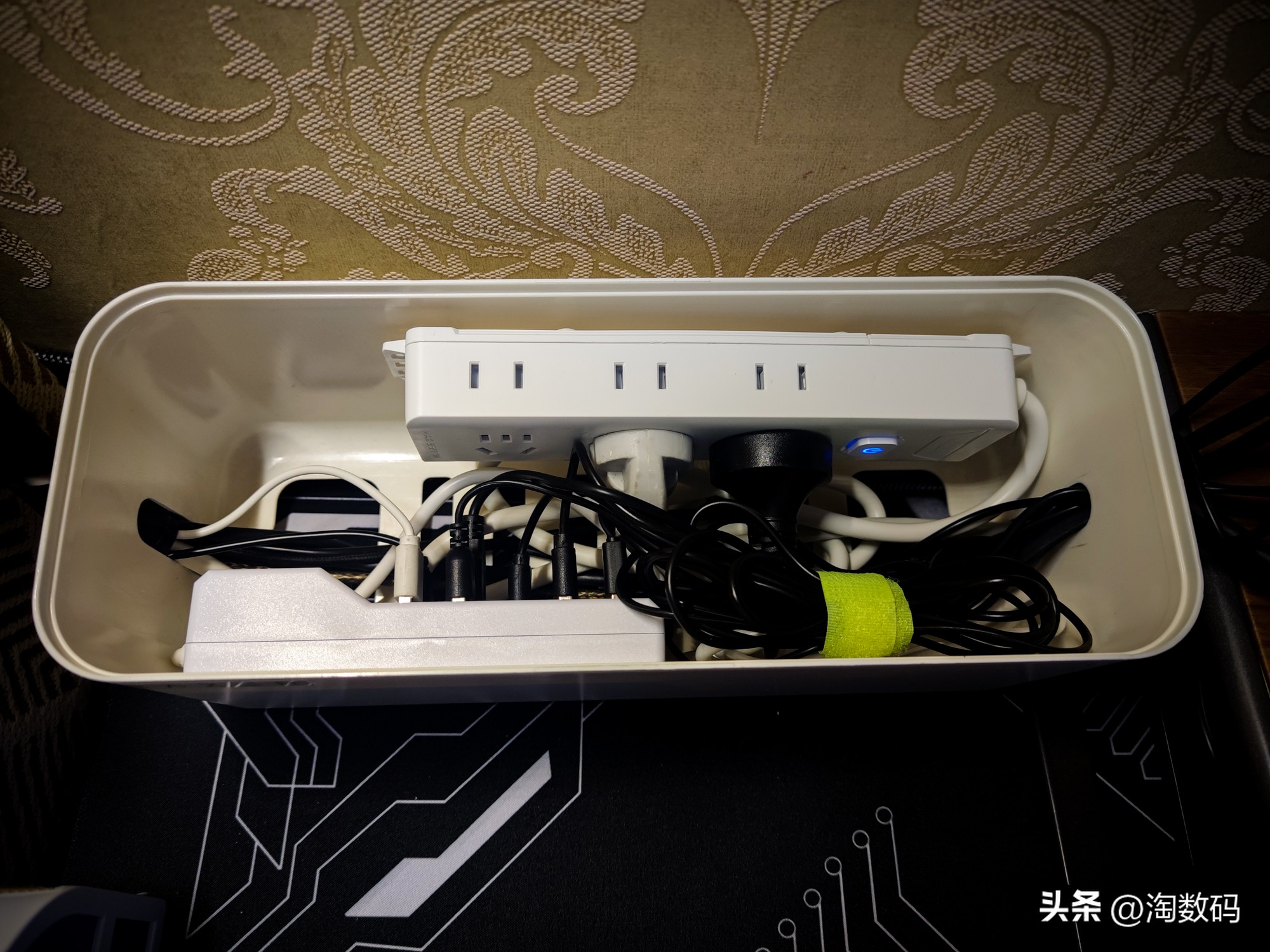 双主机双屏视频接口不够用？￥29块钱DP1.4一转二分线器晒单简评