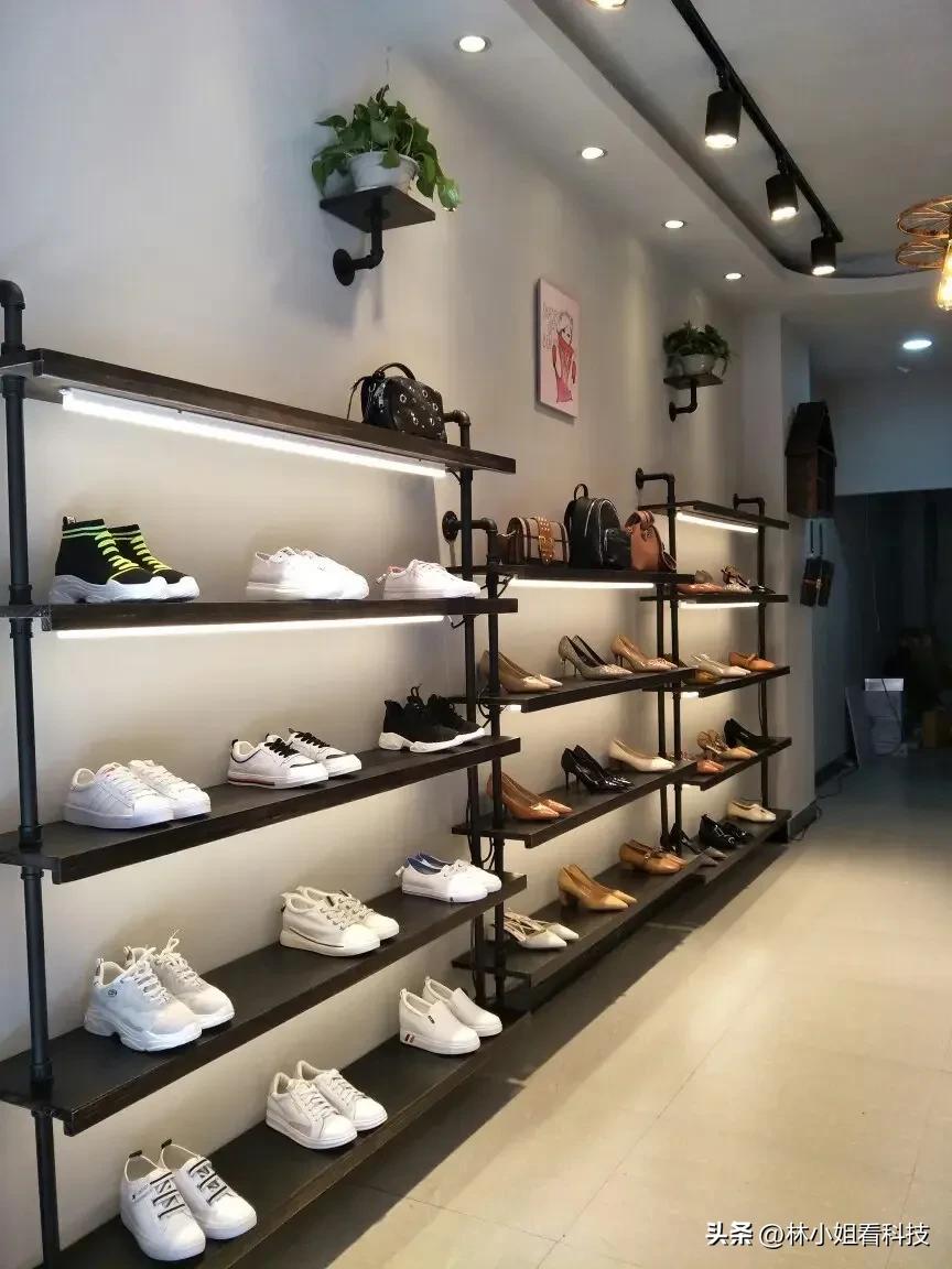 强买强卖？女子抹护手霜摸UGG靴子被要求买下，店家：提醒了还摸